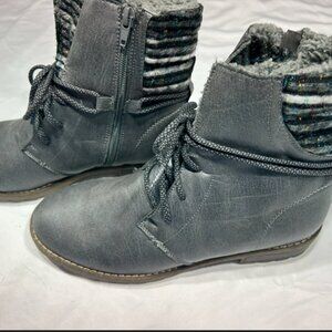New (without tags) Muk Luks Grey Ankle Boots Size 10
